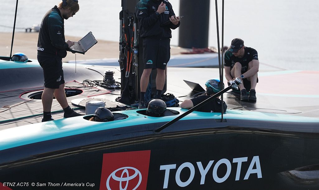 Puchar Ameryki – Jo Aleh na pokładzie AC75 Emirates Team New Zealand dopuszczonego do rozgrywek pucharowych