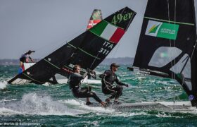 Mistrzostwa Świata Nacra 17, 49er i 49erFX – podwójne zwycięstwo brytyjskiej 49er przy silnym wietrze