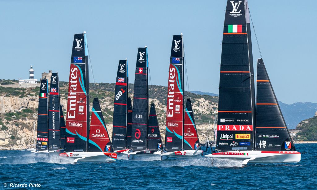 Dzień pierwszego wyścigu Regatów Wstępnych AC38 w Cagliari