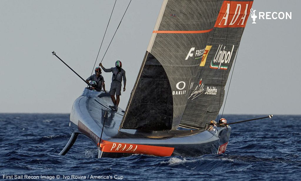 AC38 Luna Rossa Pierwszy żagiel na dziobie