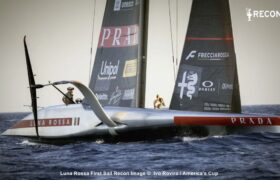 Luna Rossa wykonuje pierwszy lot AC75 w stronę zachodzącego słońca w Cagliari