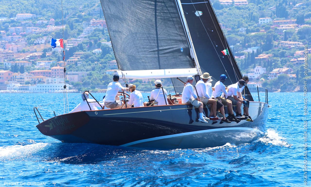 Dzień 1 Tygodnia Żeglarskiego Argentario – Trofeum Miramis, świętujące swoje 25-lecie.