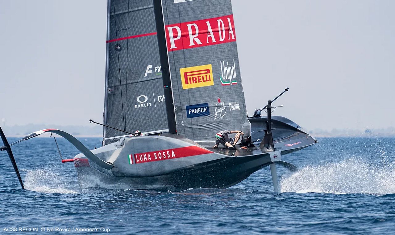 Kontrola rufy AC38 Recon Luna Rossa
