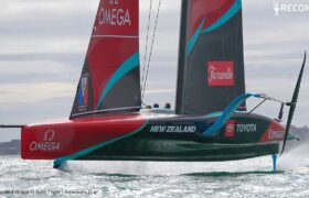 Emirates Team NZ przemierza zimę, gromadząc cenny czas na wodzie