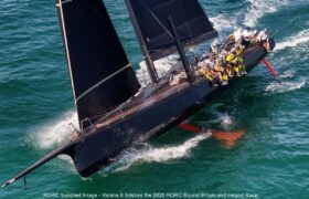 Wyścig RORC Round Britain and Ireland 2026 – metę Varuna 6 i Palanad 4 w Cowes