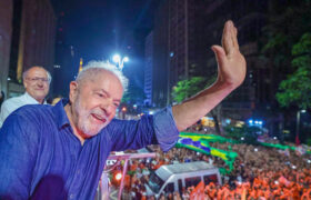 Lula zapewnia czwartą kadencję w historycznym zwycięstwie nad skrajnie prawicowym Flavio Bolsonaro