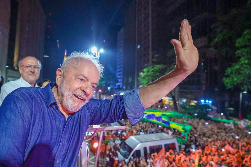 Lula zapewnia czwartą kadencję w historycznym zwycięstwie nad skrajnie prawicowym Flavio Bolsonaro